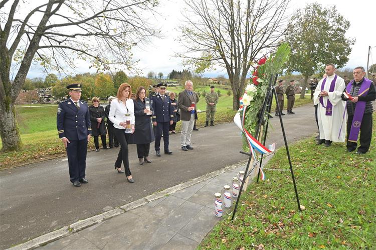 Slika /PU_KA/PU_info/2023/Svi sveti_obilježavanje _31_10/1.jpg